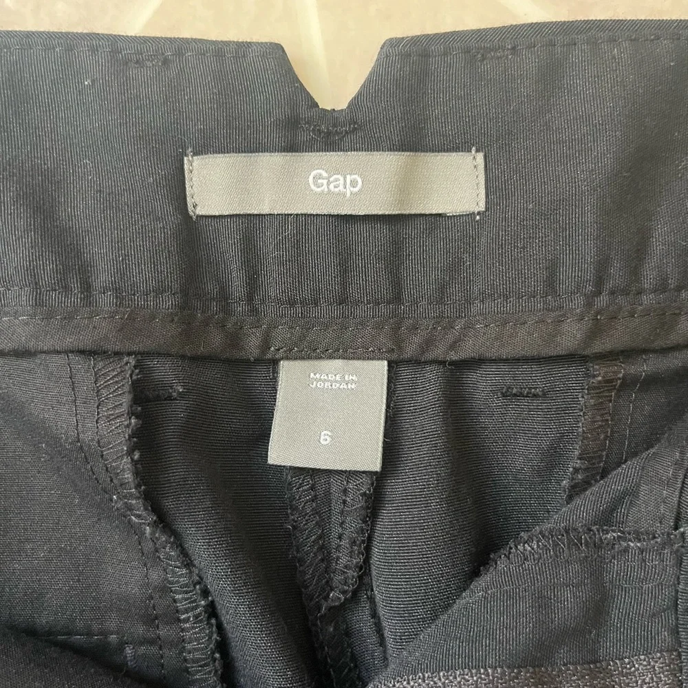 Women’s black Gap shorts, Size 6 with 4 inch inseam - Picture 2 of 5